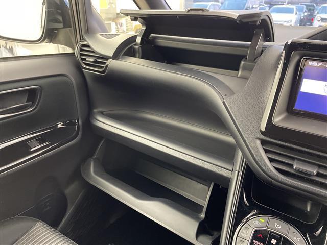 ヴォクシー ＺＳ　純正ナビ　ＣＤ　ＤＶＤ　フルセグＴＶ　Ｂｌｕｅｔｏｏｔｈ　バックカメラ　片側パワースライドドア　クルーズコントロール　前方ドライブレコーダー　ビルトインＥＴＣ　プッシュスタート　スマートキー（19枚目）