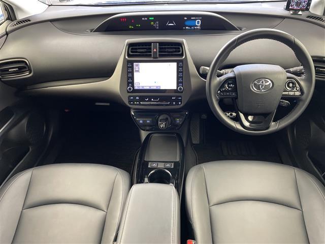 プリウス Ｓツーリングセレクション・ブラックエディション　メーカーナビ　フルセグＴＶ　Ｂｌｕｅｔｏｏｔｈ　追従型クルーズコントロール　レーンキープアシスト　ＡＣ１００Ｖ　シートヒーター　ステアリングリモコン　ビルトインＥＴＣ　純正フロアマット　電格ミラー（2枚目）