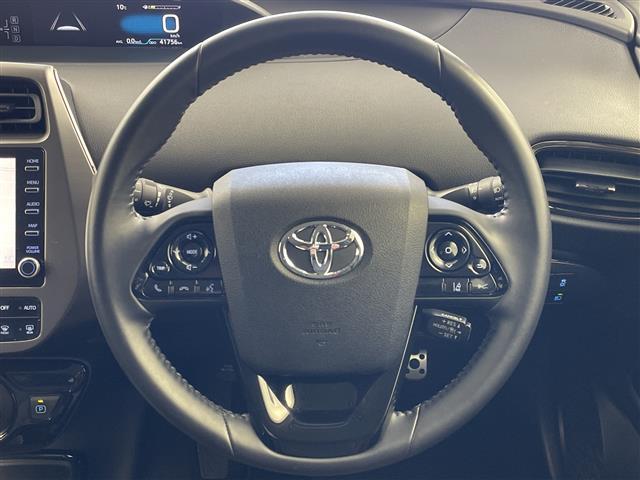 プリウス Ｓツーリングセレクション・ブラックエディション　メーカーナビ　フルセグＴＶ　Ｂｌｕｅｔｏｏｔｈ　追従型クルーズコントロール　レーンキープアシスト　ＡＣ１００Ｖ　シートヒーター　ステアリングリモコン　ビルトインＥＴＣ　純正フロアマット　電格ミラー（9枚目）