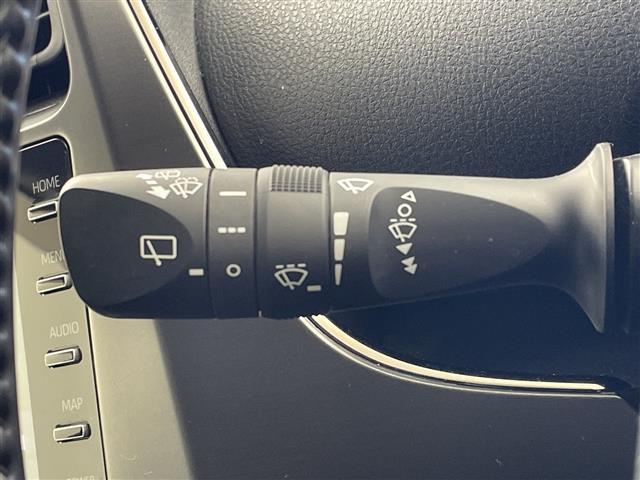 プリウス Ｓツーリングセレクション・ブラックエディション　メーカーナビ　フルセグＴＶ　Ｂｌｕｅｔｏｏｔｈ　追従型クルーズコントロール　レーンキープアシスト　ＡＣ１００Ｖ　シートヒーター　ステアリングリモコン　ビルトインＥＴＣ　純正フロアマット　電格ミラー（13枚目）