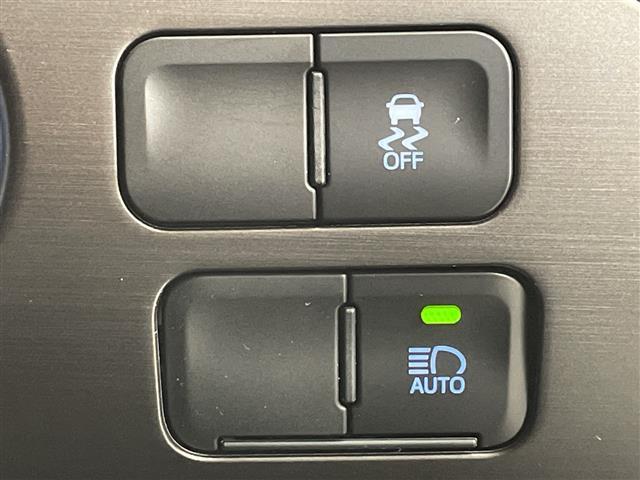 プリウス Ｓツーリングセレクション・ブラックエディション　メーカーナビ　フルセグＴＶ　Ｂｌｕｅｔｏｏｔｈ　追従型クルーズコントロール　レーンキープアシスト　ＡＣ１００Ｖ　シートヒーター　ステアリングリモコン　ビルトインＥＴＣ　純正フロアマット　電格ミラー（17枚目）