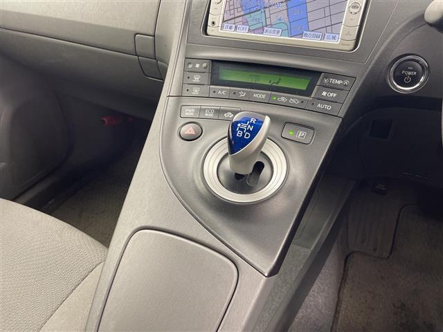 プリウス Ｓ　純正ナビ　ＴＶ　バックモニター　ビルトインＥＴＣ　オートライト　オートエアコン　スマートキー　プッシュスタート　電格ミラー　純正フロアマット　純正ドアバイザー　エンジンスタートボタン（13枚目）