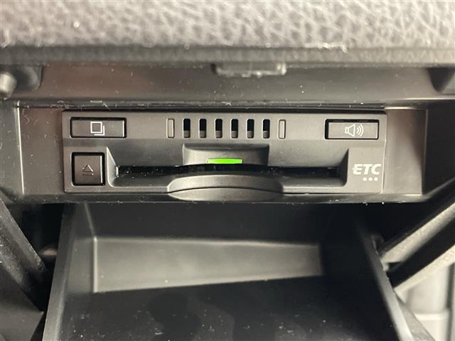 カムリ Ｇレザーパッケージ　メーカーナビ　フルセグＴＶ　Ｂｌｕｅｔｏｏｔｈ　フルモデリスタエアロ　電子パーキング　ホールド機能　コーナーセンサー　ビルトインＥＴＣ　純正ドラレコ　純正アルミホイール　ＬＥＤヘッドライト　Ｂカメ（16枚目）