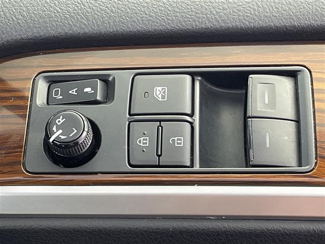 グランエース プレミアム　オプションブラックレザーシート　メーカーディスプレオーディオ　フルセグＴＶ　純正フリップダウンモニター　パノラミックビューモニター　デジタルインナーミラー　両側パワースライドドア　セーフティセンス（26枚目）