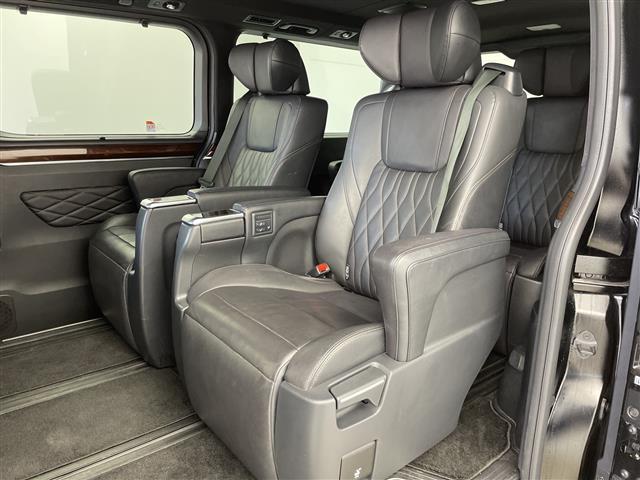 グランエース プレミアム　オプションブラックレザーシート　メーカーディスプレオーディオ　フルセグＴＶ　純正フリップダウンモニター　パノラミックビューモニター　デジタルインナーミラー　両側パワースライドドア　セーフティセンス（33枚目）