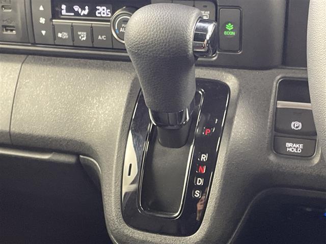 Ｎ－ＢＯＸカスタム コーディネートスタイル　両側パワスラ　純正９インチナビ　ＡｐｐｌｅＣａｒＰｌａｙ　ＡｎｄｒｏｉｄＡｕｔｏ　レザーシート　シートヒーター　レーダークルーズコントロール　レーンキープアシスト　先行車発信お知らせ機能　標識認識機能（12枚目）