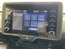 ヤリス ハイブリッドＸ　純正ナビ　ＡＭ　ＦＭ　Ｂｌｕｅｔｏｏｔｈ　バックカメラ　レーダークルーズコントロール　レーンキープアシスト　プリクラッシュセーフティ　ステアリングスイッチ　ビルトインＥＴＣ　オートライト　リモコンキー（4枚目）