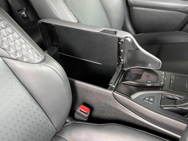 �Z���^�[�R���\�[���ɂ́A�A�[�����X�g���[��h�����N�z���_�[���z�u����Ă���֗��ł���܂��A�A�[�����X�g���[���ɂ͓d�����m�ۂ���Ă��܂��I