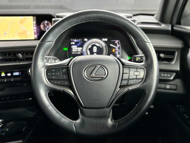 �{�v�����̃X�e�A�����O�z�C�[���ɂ͊e�푀��X�C�b�`����������Ă���A����n���h�����痣�����ɃN���[�Y�R���g���[����I�[�f�B�I�̑��삪�ł��邽�߉��K������S���̌���ɍv�����Ă���Ă��܂��I