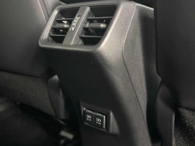 �Z���^�[�R���\�[������ɂ͌�ȗp�G�A�R�������o�����Ɠd���\�P�b�g���@�\�I�ɔz�u����Ă���܂���