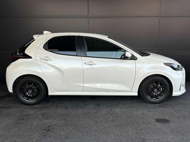 ヤリス Ｇ　純正メモリーナビ　Ｂｌｕｅｔｏｏｔｈ接続　バックカメラ　ドライブレコーダー　ＥＴＣ　社外１５インチアルミホイール　ＬＥＤライト　フルオートエアコン　スマートキー　サイドカーテンエアバッグ　禁煙車（6枚目）