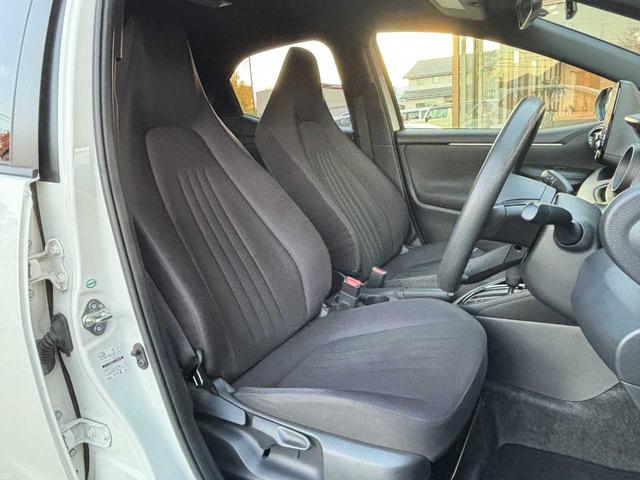 ヤリス Ｇ　純正メモリーナビ　Ｂｌｕｅｔｏｏｔｈ接続　バックカメラ　ドライブレコーダー　ＥＴＣ　社外１５インチアルミホイール　ＬＥＤライト　フルオートエアコン　スマートキー　サイドカーテンエアバッグ　禁煙車（10枚目）