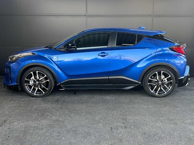 Ｃ－ＨＲ Ｓ　ＧＲスポーツ　ＴＲＤエアロパーツ　ＧＲドレスアップマフラー　純正メモリーナビ　Ｂｌｕｅｔｏｏｔｈ接続　バックカメラ　ＥＴＣ　ハーフレザーシート　１９インチアルミホイール　禁煙車（4枚目）