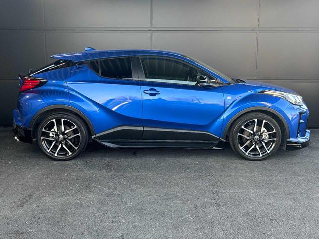 Ｃ－ＨＲ Ｓ　ＧＲスポーツ　ＴＲＤエアロパーツ　ＧＲドレスアップマフラー　純正メモリーナビ　Ｂｌｕｅｔｏｏｔｈ接続　バックカメラ　ＥＴＣ　ハーフレザーシート　１９インチアルミホイール　禁煙車（6枚目）