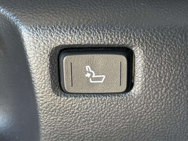 Ｃ－ＨＲ Ｓ　ＧＲスポーツ　ＴＲＤエアロパーツ　ＧＲドレスアップマフラー　純正メモリーナビ　Ｂｌｕｅｔｏｏｔｈ接続　バックカメラ　ＥＴＣ　ハーフレザーシート　１９インチアルミホイール　禁煙車（13枚目）