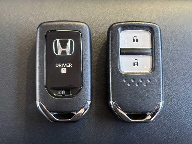 フィット ホーム 当社レンタアップ車両 ホンダセンシング 社外メモリーナビ Bluetooth接続 バックカメラ 前後ドライブレコーダー ETC 電子パーキングブレーキ スマートキー フルオートエアコン 禁煙車(9枚目)