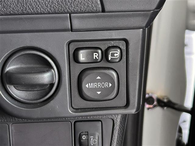 カローラフィールダー ハイブリッド　ＳＤナビ　Ｂｌｕｅｔｏｏｔｈ　ＣＤ　バックカメラ　ＥＴＣ　電動格納ドアミラー　フロアマット　ドアバイザー　フルオートパワーウィンドウ　横滑り防止装置　車両接近通報装置　シートリフター　オートエアコン（9枚目）