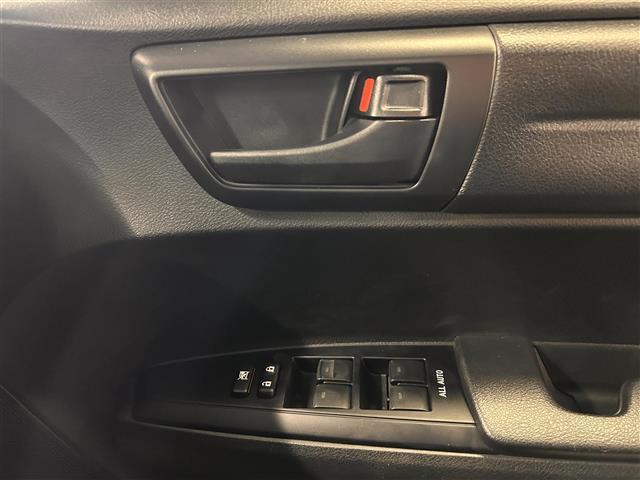カローラフィールダー ハイブリッド　ＳＤナビ　Ｂｌｕｅｔｏｏｔｈ　ＣＤ　バックカメラ　ＥＴＣ　電動格納ドアミラー　フロアマット　ドアバイザー　フルオートパワーウィンドウ　横滑り防止装置　車両接近通報装置　シートリフター　オートエアコン（18枚目）