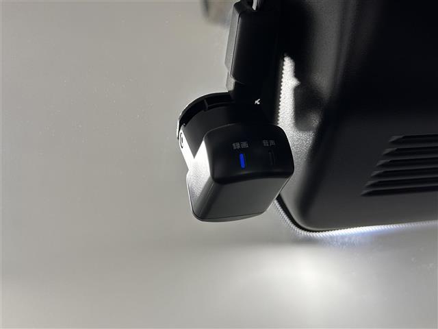 オーラ ニスモ　純正９インチナビ　全方位カメラ　衝突被害軽減装置　デジタルインナールームミラー　ドライブレコーダー　レーダークルーズコントロール　ビルトインＥＴＣ２．０　置くだけ充電　ＬＥＤヘッドライト　フォグライト（8枚目）