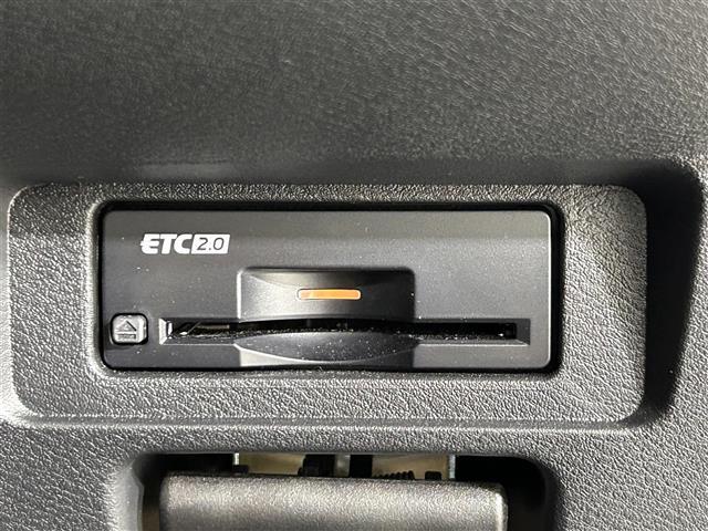 オーラ ニスモ　純正９インチナビ　全方位カメラ　衝突被害軽減装置　デジタルインナールームミラー　ドライブレコーダー　レーダークルーズコントロール　ビルトインＥＴＣ２．０　置くだけ充電　ＬＥＤヘッドライト　フォグライト（12枚目）