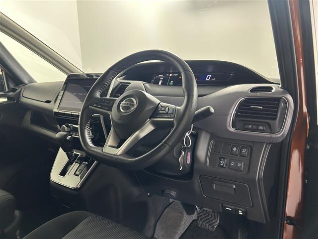 セレナ ハイウェイスターV アーバンクロム 純正10インチナビ 後席フリップダウンモニター 衝突軽減装置 ブラインドスポットモニター レーダークルーズコントロール 福祉車両 両側パワースライドドア ビルトインETC フォグライト LEDライト(10枚目)