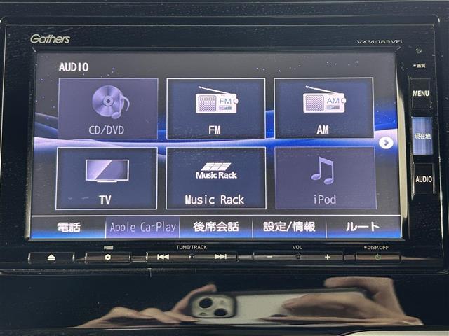 フィットハイブリッド ベースグレード　純正７型ナビ　衝突軽減システム　バックカメラ　コーナーセンサー　レーンキープアシスト　レーダークルーズコントロール　パドルシフト　ＬＥＤヘッドライト　オートライト　純正アルミホイール　純正フロアマット（4枚目）