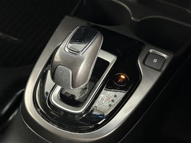 フィットハイブリッド ベースグレード　純正７型ナビ　衝突軽減システム　バックカメラ　コーナーセンサー　レーンキープアシスト　レーダークルーズコントロール　パドルシフト　ＬＥＤヘッドライト　オートライト　純正アルミホイール　純正フロアマット（12枚目）