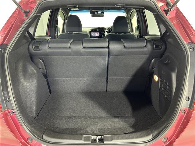 フィットハイブリッド ベースグレード　純正７型ナビ　衝突軽減システム　バックカメラ　コーナーセンサー　レーンキープアシスト　レーダークルーズコントロール　パドルシフト　ＬＥＤヘッドライト　オートライト　純正アルミホイール　純正フロアマット（27枚目）