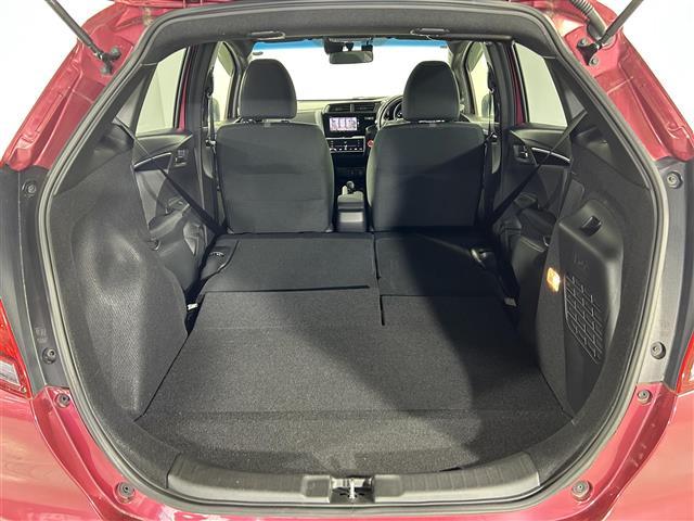 フィットハイブリッド ベースグレード　純正７型ナビ　衝突軽減システム　バックカメラ　コーナーセンサー　レーンキープアシスト　レーダークルーズコントロール　パドルシフト　ＬＥＤヘッドライト　オートライト　純正アルミホイール　純正フロアマット（28枚目）