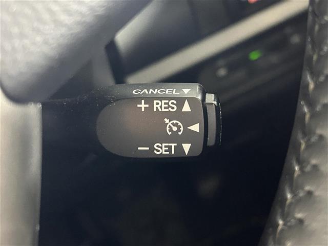 ヴォクシー ハイブリッドＺＳ　煌ＩＩＩ　純正９型ナビ　クルコン　バックカメラ　ＥＴＣ　前後ドラレコ　ウォークスルー　純正フロアマット　ハーフレザーシート　シートヒーター　両側パワスラ　純正１６インチＡＷ　横滑り防止装置　コーナーセンサー（12枚目）