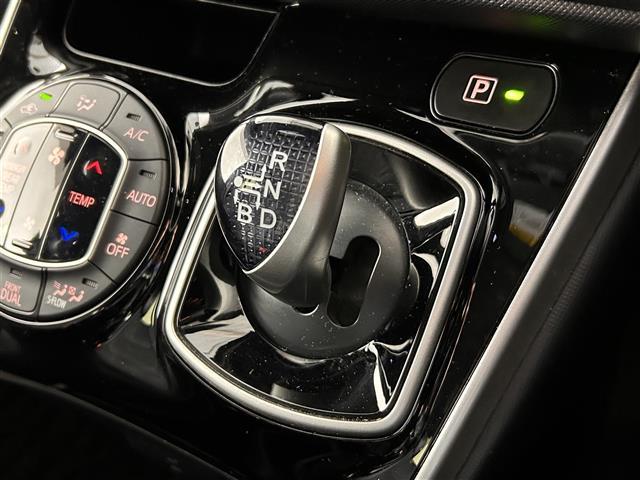 ヴォクシー ハイブリッドＺＳ　煌ＩＩＩ　純正９型ナビ　クルコン　バックカメラ　ＥＴＣ　前後ドラレコ　ウォークスルー　純正フロアマット　ハーフレザーシート　シートヒーター　両側パワスラ　純正１６インチＡＷ　横滑り防止装置　コーナーセンサー（17枚目）