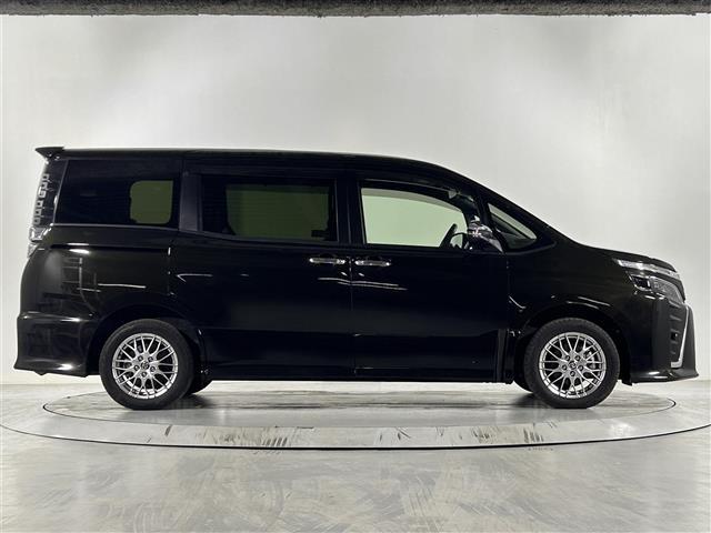 ヴォクシー ハイブリッドＺＳ　煌ＩＩＩ　純正９型ナビ　クルコン　バックカメラ　ＥＴＣ　前後ドラレコ　ウォークスルー　純正フロアマット　ハーフレザーシート　シートヒーター　両側パワスラ　純正１６インチＡＷ　横滑り防止装置　コーナーセンサー（30枚目）