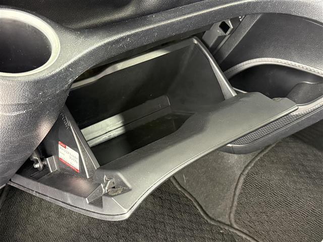 シエンタ Ｇ　純正７インチＳＤナビ　バックカメラ　横滑り防止　先行車発進告知機能　プリクラッシュセーフティー　レーンキープ　アイドリングストップ　両側パワスラ　オートライト　オートハイビーム　純正フロアマット（16枚目）