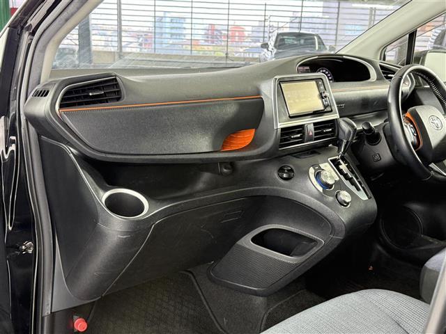 シエンタ Ｇ　純正７インチＳＤナビ　バックカメラ　横滑り防止　先行車発進告知機能　プリクラッシュセーフティー　レーンキープ　アイドリングストップ　両側パワスラ　オートライト　オートハイビーム　純正フロアマット（20枚目）