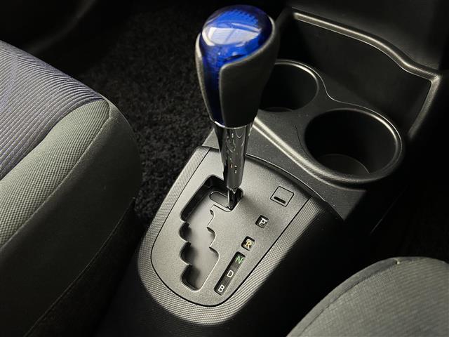 アクア Ｓ　純正ナビ　フルセグＴＶ／ＣＤ／ＤＶＤ／ＦＭ／ＡＭ　バックカメラ　ビルトインＥＴＣ　ステアリングリモコン　ＬＥＤオートライト　電動格納ウィンカー付きミラー　スマートキー　スペアキー　シガーソケット（12枚目）