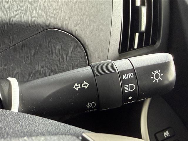 プリウス Sマイコーデ 社外7型ナビ AM/FM/CD/ワンセグTV バックカメラ 純正フロアマット 純正ドアバイザー トノカバー ETC ステアリングリモコン シガーソケット オートライト 電格ミラー ISOFIX(8枚目)