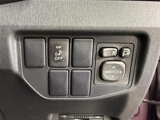 プリウス Sマイコーデ 社外7型ナビ AM/FM/CD/ワンセグTV バックカメラ 純正フロアマット 純正ドアバイザー トノカバー ETC ステアリングリモコン シガーソケット オートライト 電格ミラー ISOFIX(9枚目)