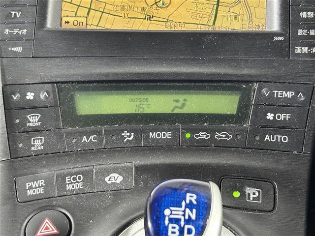 プリウス S メーカーナビ バックカメラ パーキングアシスト ビルトインETC ステアリングスイッチ ハンズフリー通話 プッシュスタート ヘッドライトレベライザー 電動ミラー 純正フロアマット 純正ドアバイザー(13枚目)