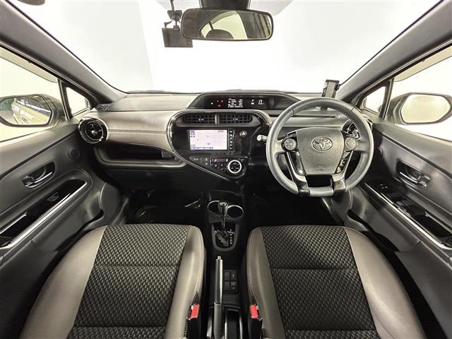 アクア クロスオーバー グラム 純正ナビ バックカメラ 衝突軽減ブレーキ 前後ドライブレコーダー オートライト ハーフレザー調シート スマートキー プッシュスタート 純正フロアマット ドアバイザー ルーフレール 取扱説明書(2枚目)