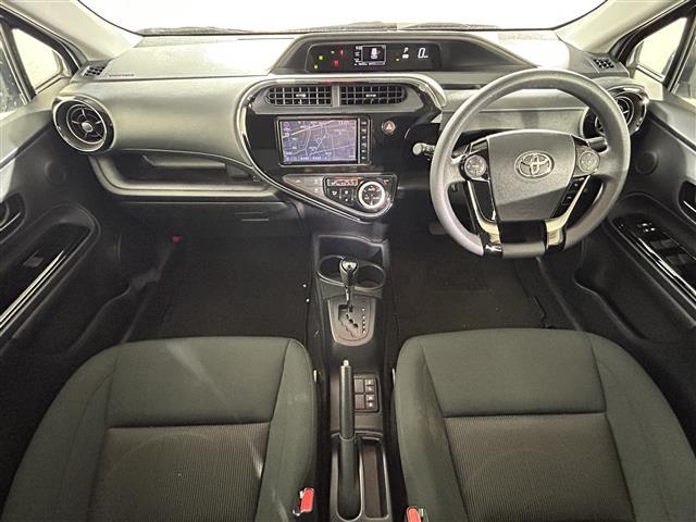 アクア Sスタイルブラック 純正ナビ バックカメラ 衝突軽減 先行車発進告知機能 レーンキープ 横滑り防止 コーナーセンサー パーキングサポートブレーキ 純正フロアマット オートライト オートハイビーム 電格ミラー バイザー(2枚目)