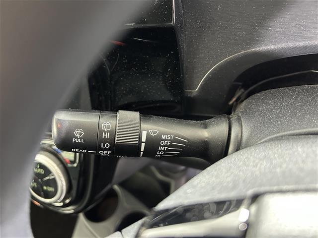 アクア Sスタイルブラック 純正ナビ バックカメラ 衝突軽減 先行車発進告知機能 レーンキープ 横滑り防止 コーナーセンサー パーキングサポートブレーキ 純正フロアマット オートライト オートハイビーム 電格ミラー バイザー(6枚目)