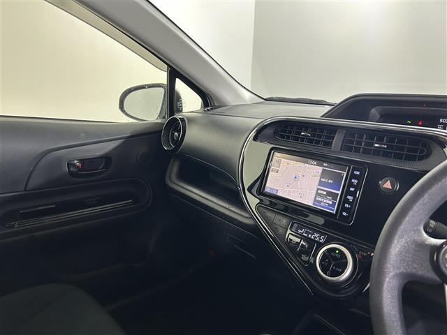 アクア Sスタイルブラック 純正ナビ バックカメラ 衝突軽減 先行車発進告知機能 レーンキープ 横滑り防止 コーナーセンサー パーキングサポートブレーキ 純正フロアマット オートライト オートハイビーム 電格ミラー バイザー(20枚目)