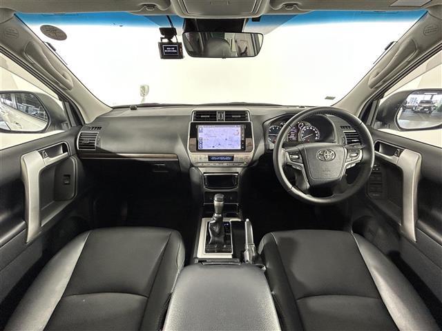 ランドクルーザープラド ＴＸ　Ｌパッケージ　純正７インチナビ　バックカメラ　レーダークルーズコントロール　レーンアシスト　電動格納サードシート　ドライブレコーダー　標識認識機能　先行車発進告知　サンルーフ　パワーシート　シートヒーター　ＥＴＣ（2枚目）