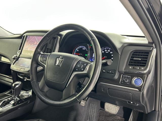 クラウンハイブリッド 　純正８インチナビ　バックカメラ　サンルーフ　クルーズコントロール　一時停止案内　先行車発進告知　オートワイパー　オートライト　ＨＩＤヘッドライト　シートヒーター　ビルトインＥＴＣ　ステアリングヒーター（12枚目）