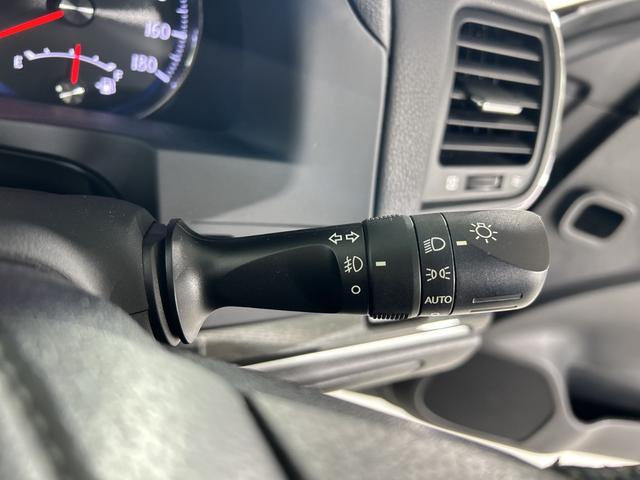 クラウンハイブリッド 　純正８インチナビ　バックカメラ　サンルーフ　クルーズコントロール　一時停止案内　先行車発進告知　オートワイパー　オートライト　ＨＩＤヘッドライト　シートヒーター　ビルトインＥＴＣ　ステアリングヒーター（20枚目）