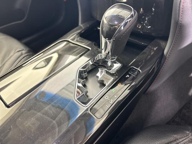 クラウンハイブリッド 　純正８インチナビ　バックカメラ　サンルーフ　クルーズコントロール　一時停止案内　先行車発進告知　オートワイパー　オートライト　ＨＩＤヘッドライト　シートヒーター　ビルトインＥＴＣ　ステアリングヒーター（23枚目）