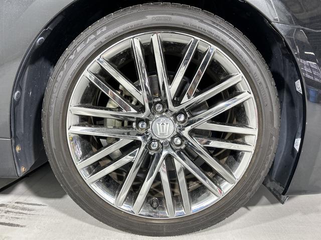 クラウンハイブリッド 　純正８インチナビ　バックカメラ　サンルーフ　クルーズコントロール　一時停止案内　先行車発進告知　オートワイパー　オートライト　ＨＩＤヘッドライト　シートヒーター　ビルトインＥＴＣ　ステアリングヒーター（41枚目）