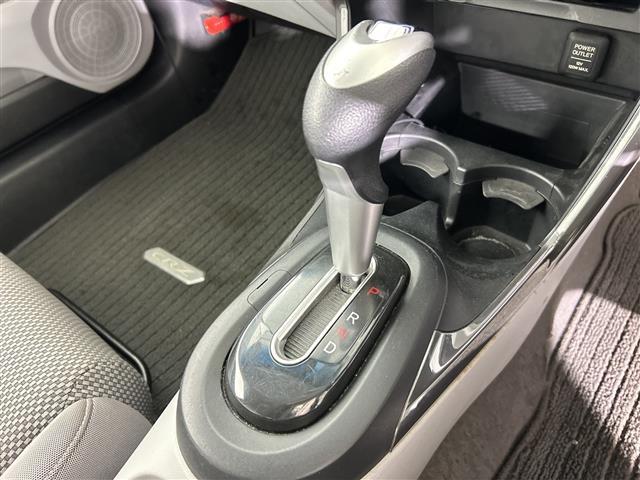 ＣＲ－Ｚ α　ＣＤデッキ　クルーズコントロール　パドルシフト　純正１６インチアルミホイール　オートライト　フォグライト　純正フロアマット　ＥＴＣ　ドアバイザー　オートエアコン　電動格納ミラー　横滑り防止装置（9枚目）