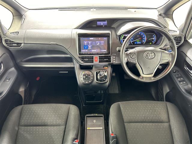 ノア ハイブリッドＧ　純正９インチナビ　後席用モニター　ドライブレコーダー　バックカメラ　置くだけ充電　クルコン　先行車発進告知機能　横滑り防止　両側パワスラ　シートヒーター　電動格納式ミラー　ドアバイザー　スペアキー（3枚目）