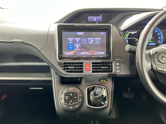 ノア ハイブリッドＧ　純正９インチナビ　後席用モニター　ドライブレコーダー　バックカメラ　置くだけ充電　クルコン　先行車発進告知機能　横滑り防止　両側パワスラ　シートヒーター　電動格納式ミラー　ドアバイザー　スペアキー（4枚目）